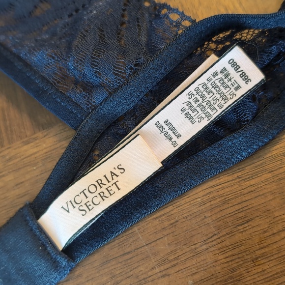 Victoria's Secret - Navy No Wire Bra. 36B - Picture 3 of 8